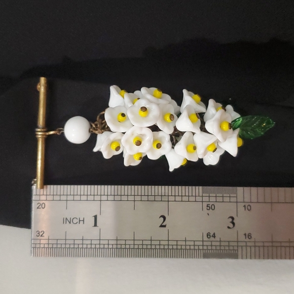 Rare 1930s Art Deco White Czech glass dangling daisy flower brooch - Picture 2 of 3